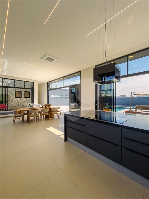 Indaiatuba - Quintas da Terracota - 1252 m² de terreno - casa térrea com 514 m² de área construída -3 vagas de garagem cobertas e 3 descobertas Lavabo - Sala de estar e jantar amplas e integradas - Escritório privativo - Cozinha toda equipada com geladeira, forno, micro-ondas, lava-louças,