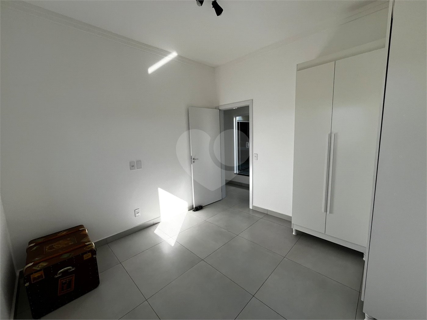 Casa à venda com 3 quartos, sendo 1 suíte, no condomínio Residencial Golden Ville, Itapetininga - SP