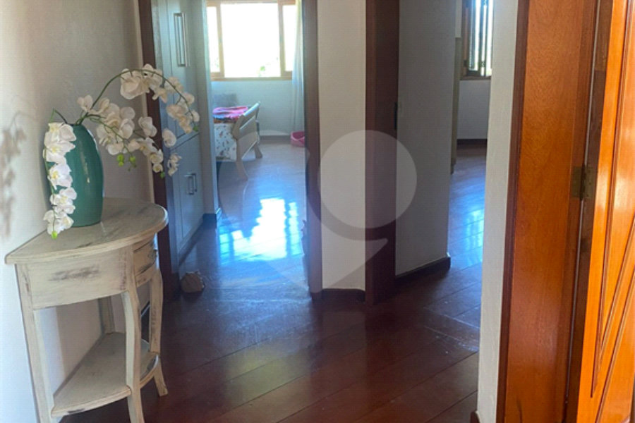 Casa à venda com 5 quartos, sendo 4 suítes, no condomínio Lago do Imperador, Mairiporã - SP