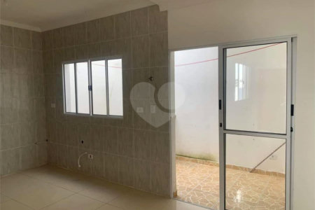 Casa à venda com 2 quartos, sendo 1 suíte, no condomínio Sem Nome, Suzano - SP