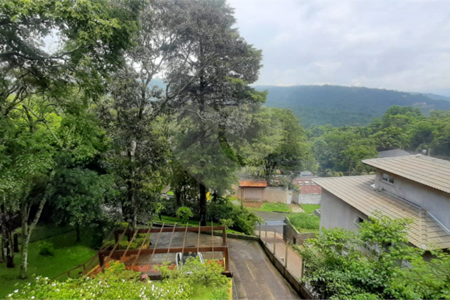 Casa à venda com 5 quartos, sendo 4 suítes, no condomínio Alpes da Cantareira, Mairiporã - SP