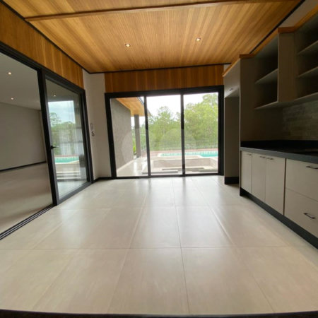 Casa à venda com 4 quartos, sendo 3 suítes,  no condomínio Jardim das Palmeiras, Bragança Paulista - SP