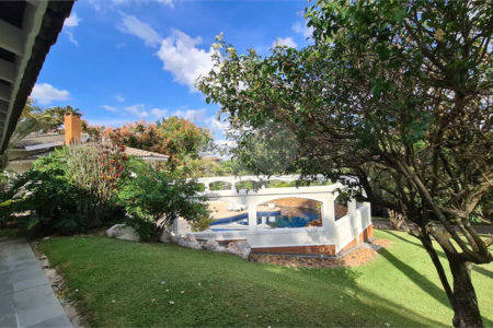 Casa à venda com 5 quartos, sendo 3 suítes, no condomínio Village Sans Souci, Valinhos - SP