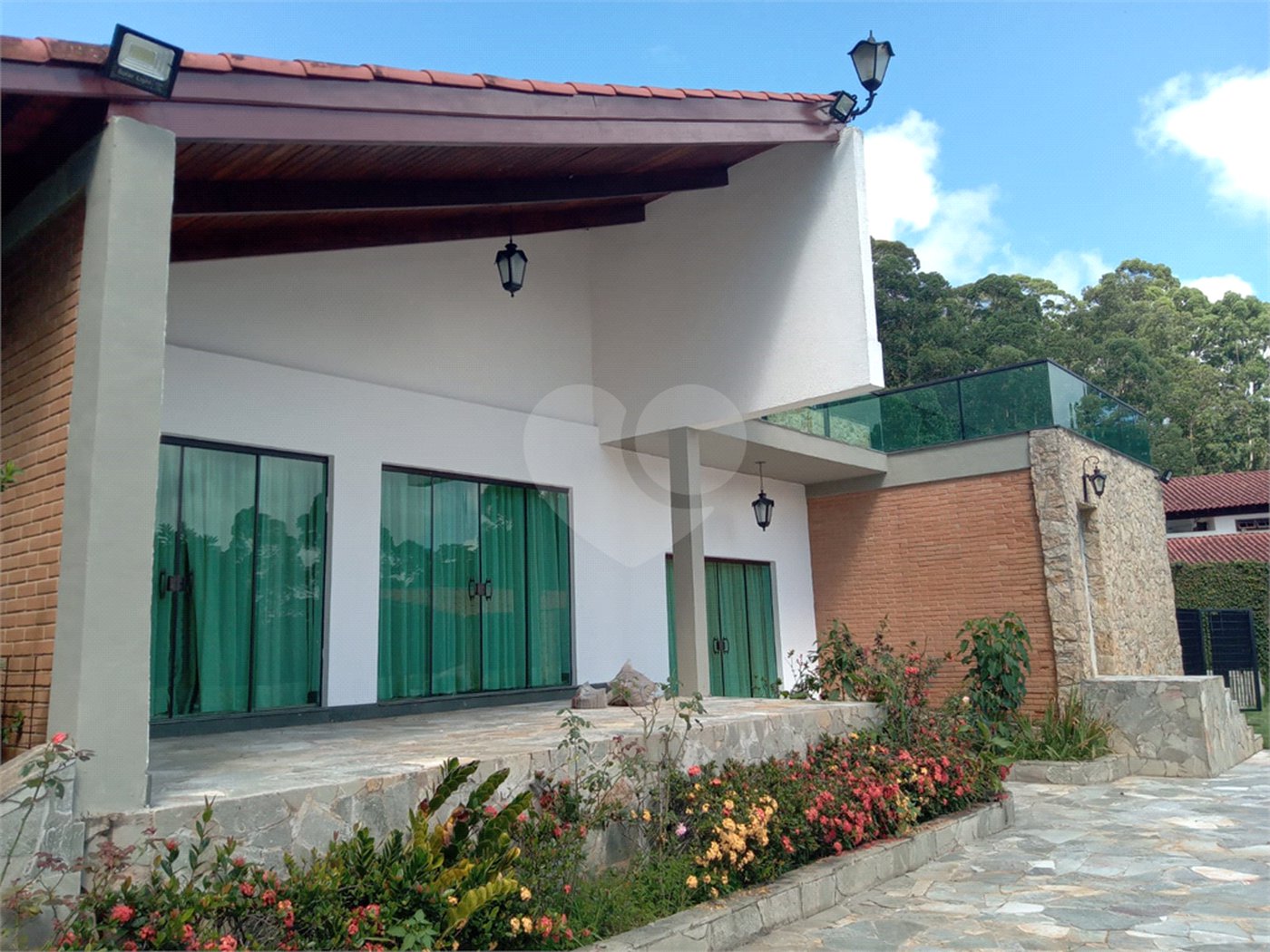 Sobrado à venda ou para alugar com 4 quartos, sendo 2 suítes, em Serra da Cantareira, Mairiporã, SP