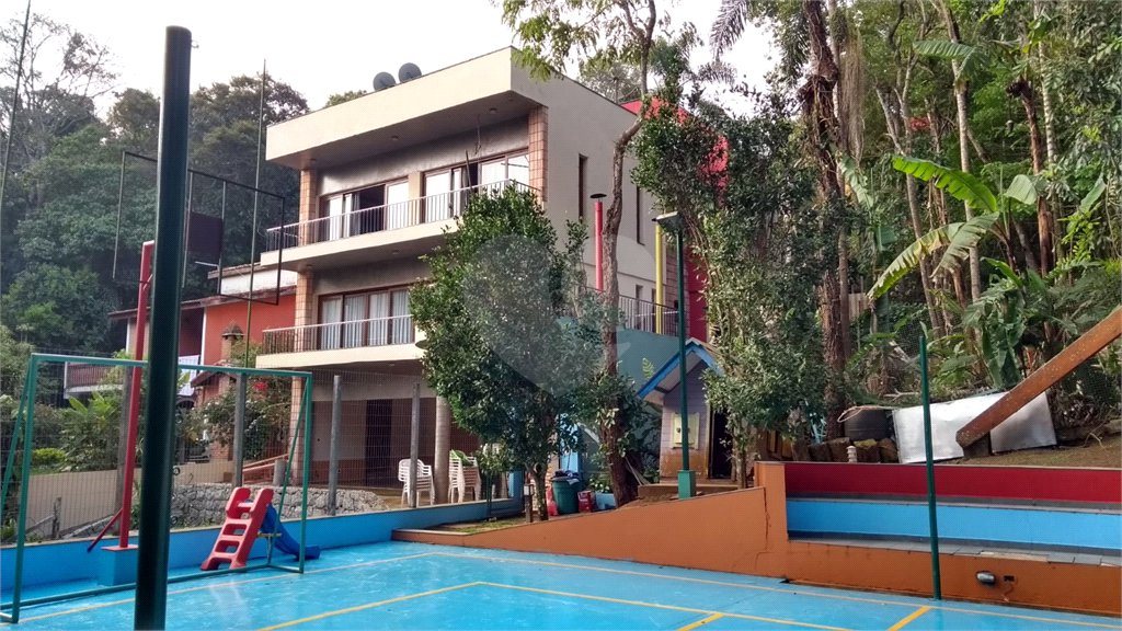 Casa à venda com 4 quartos, sendo 2 suítes, no condomínio Champs Elysees Village, Mairiporã - SP