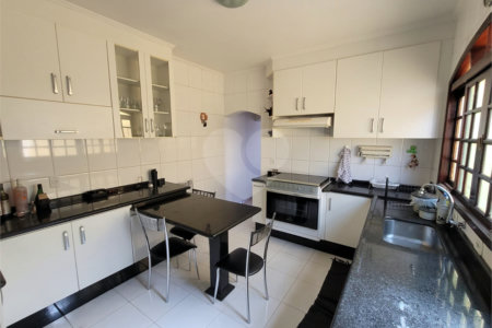 Sobrado à venda com 3 quartos, sendo 1 suíte, em Vila dos Remédios, São Paulo, SP