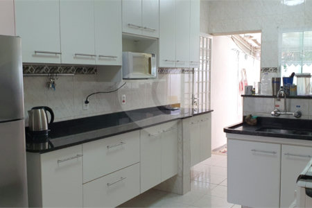 Casa à venda com 4 quartos, sendo 3 suítes, no condomínio Vila Inglesa, Sorocaba - SP