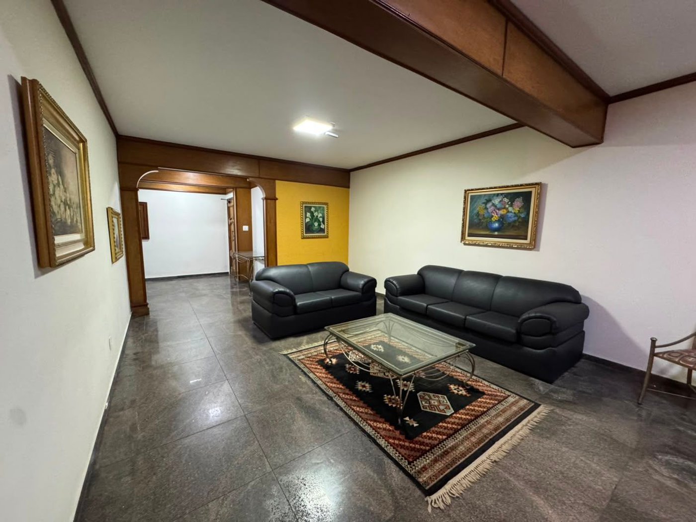 Apartamento com 2 dormitórios e suíte + dependência de serviço completa na Ponta da Praia – Localização privilegiada próximo à Praça Dino Bueno