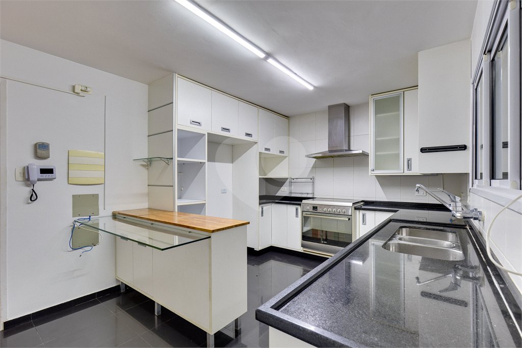 Sobrado à venda com 4 quartos, sendo 3 suítes, em Campo Belo, São Paulo, SP