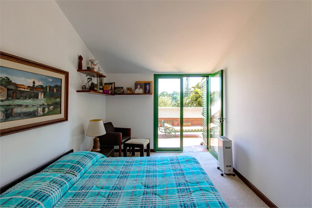 Casa à venda com 4 quartos, sendo 1 suíte,  em Jardim Leonor, São Paulo, SP