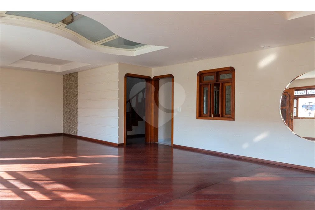 Casa à venda com 6 dormitórios, 3 suítes, piscina, área gourmet, hidromassagem, lareira, varanda e 6 vagas de garagem. Conforto e lazer para toda a família!