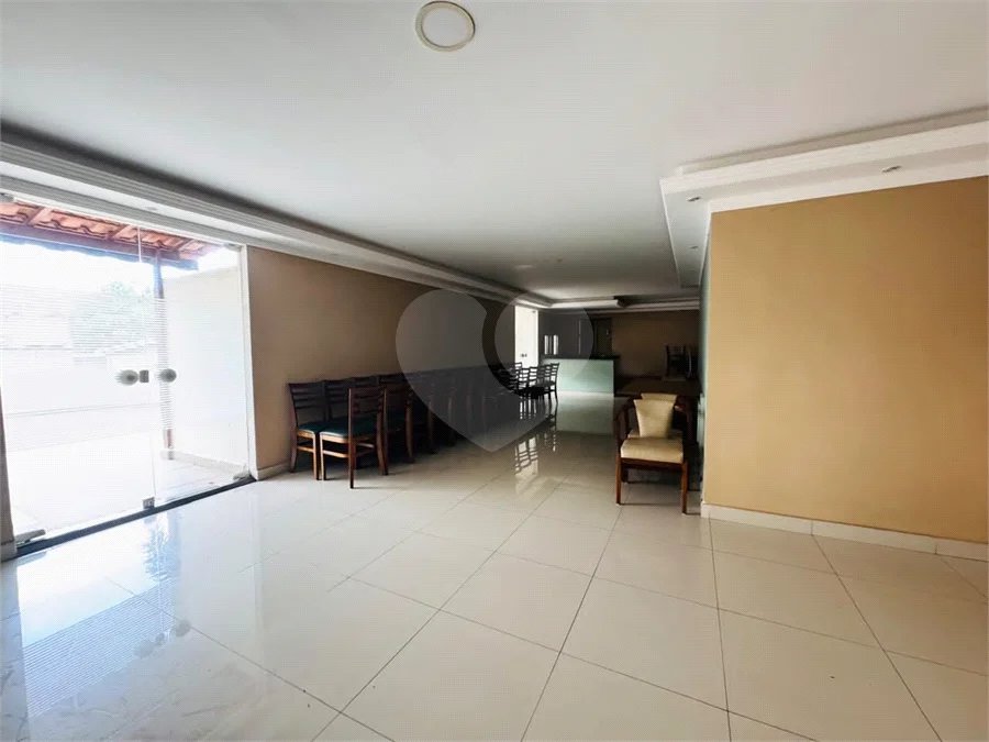 Vende-se Apartamento de 2 Quartos com Sacada na Vila Mascote