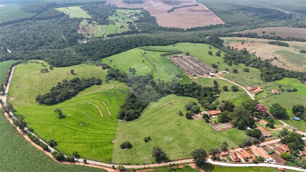 Chácara à venda com 3 quartos, sendo 1 suíte, em Cercadinho, Alambari, SP