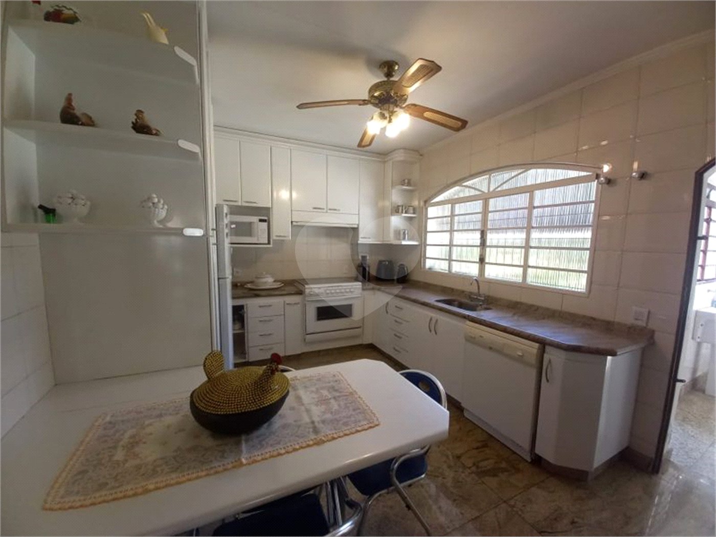 Casa à venda com 5 quartos, sendo 2 suítes, no condomínio Estância Marambaia, Vinhedo - SP