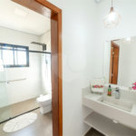 Casa à venda com 4 quartos, sendo 1 suíte, no condomínio Residencial Pinheiros do Lago, Alambari - SP