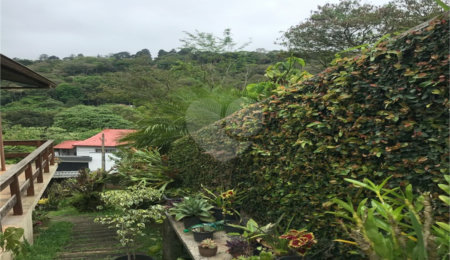Sobrado à venda com 3 suítes em Serra da Cantareira, Mairiporã, SP