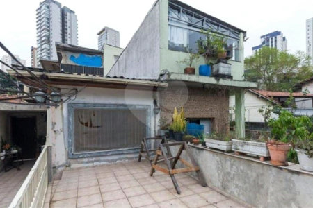 Sobrado à venda com 3 quartos, sendo 1 suíte, em Bosque da Saúde, São Paulo, SP