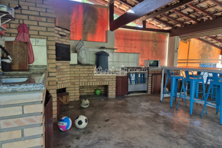 Casa Pé na Água em Atibaia com Acesso à Represa e Mais de 3.000 m² de Natureza