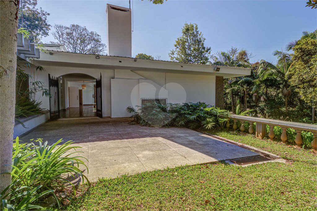 Casa para alugar com 5 quartos, sendo 3 suítes, no condomínio Chácara Flora, São Paulo - SP