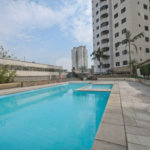 Linda cobertura Duplex om 3 dormitórios, sendo uma suíte com armários e ar condicionado e 2 vagas .