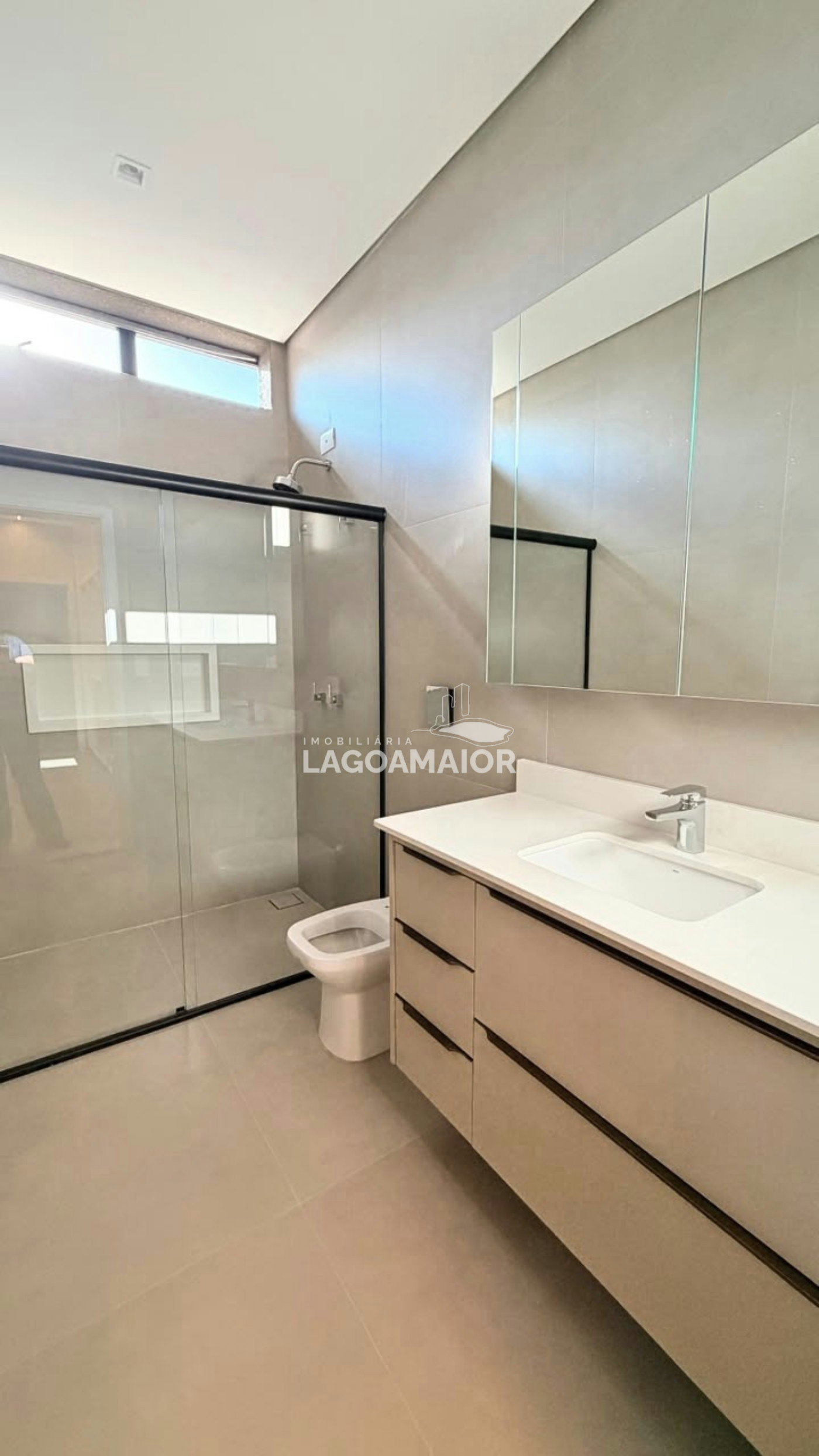 Casa à venda com 3 quartos, sendo 3 suítes, no condomínio Villa Dumont, Três Lagoas - MS