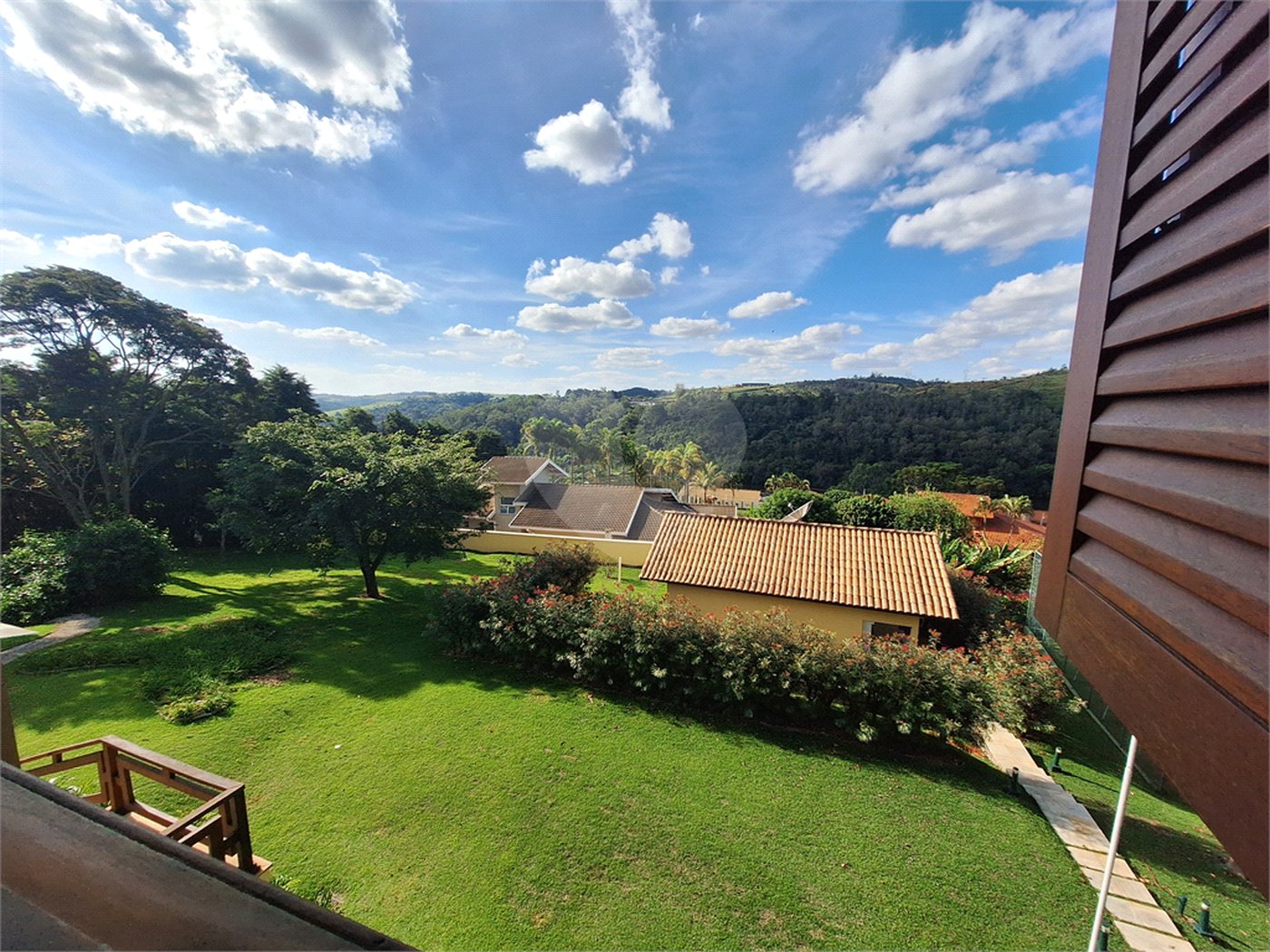 Casa à venda com 3 suítes no condomínio Chácaras do Lago, Vinhedo - SP