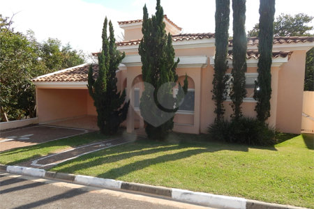 Casa à venda com 3 suítes no condomínio Recanto dos Paturis, Vinhedo - SP