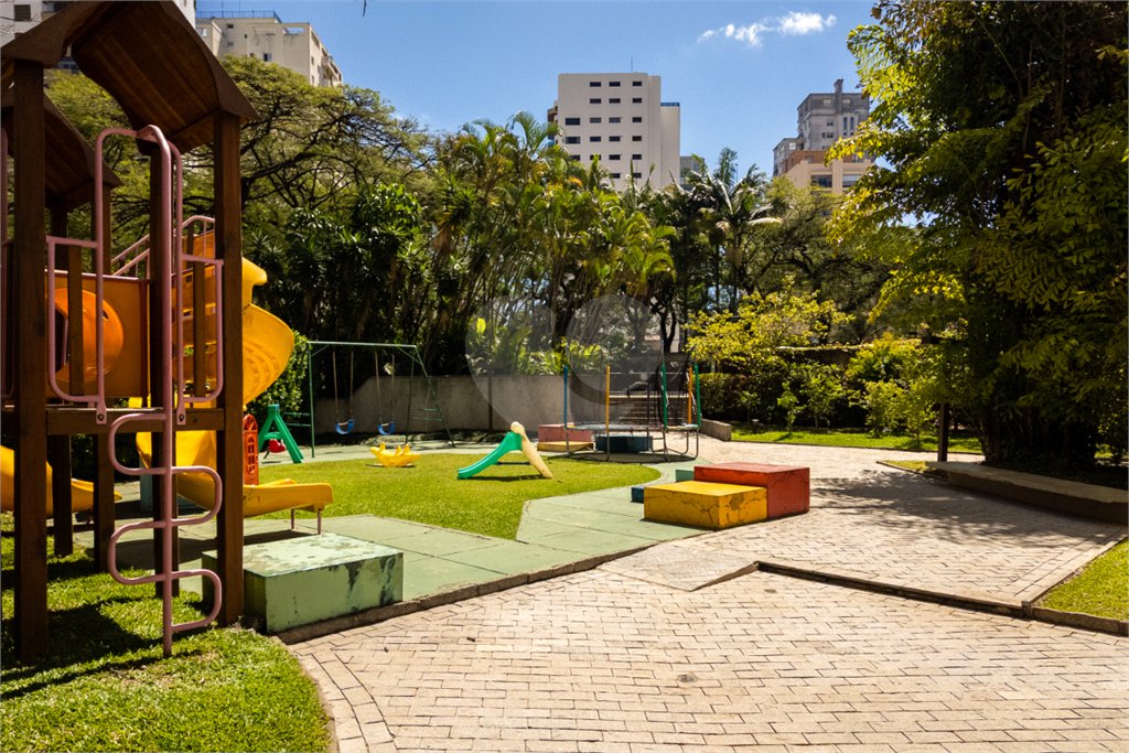 Apartamento à venda com 3 quartos, sendo 1 suíte, em Moema, São Paulo, SP