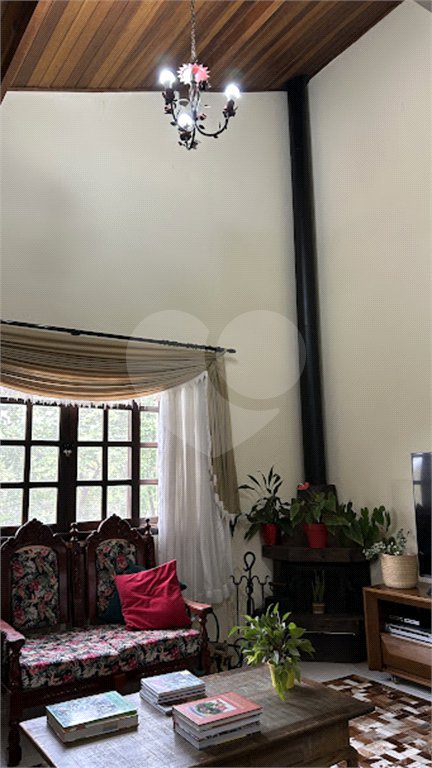 Casa à venda com 3 quartos, sendo 2 suítes, no condomínio Loteamento Haras El Passo, Mairiporã - SP