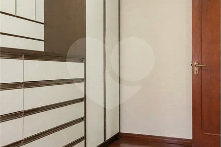 Casa à venda com 6 dormitórios, 3 suítes, piscina, área gourmet, hidromassagem, lareira, varanda e 6 vagas de garagem. Conforto e lazer para toda a família!