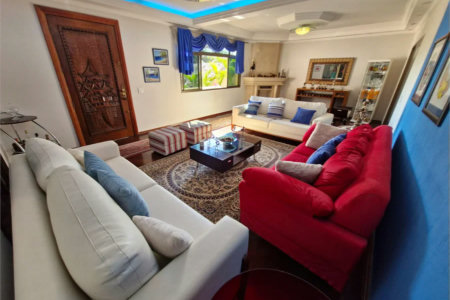 Casa à venda com 4 suítes no condomínio Villa Viana II, Cotia - SP