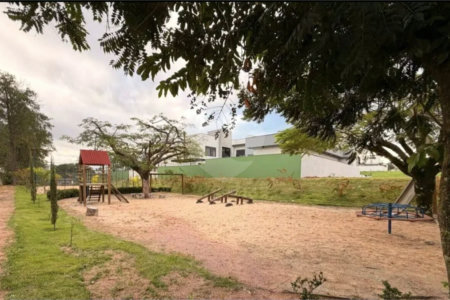 Indaiatuba - Condominio Villa Sapezal - 318 m² de Terreno - 230 m² de Área Construída - 3 suítes, sendo 1 Master com closet planejado - Sala de TV - Sala de estar integrada à Sala de jantar - Cozinha com móveis planejados - Despensa - Escritório planejado - Lavabo - Piscina com preparação para aquec