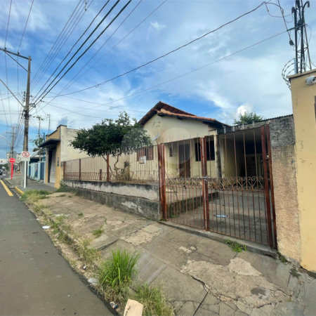 Terreno com benfeitoria na Vila Costa do Sol