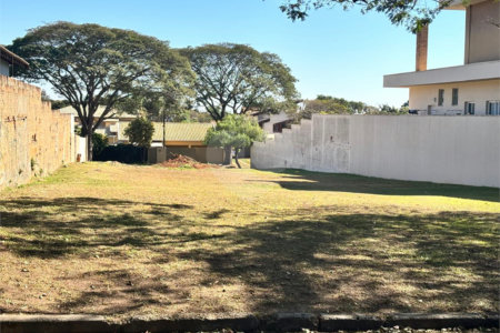 Terreno no Parque Sabará próximo a portaria