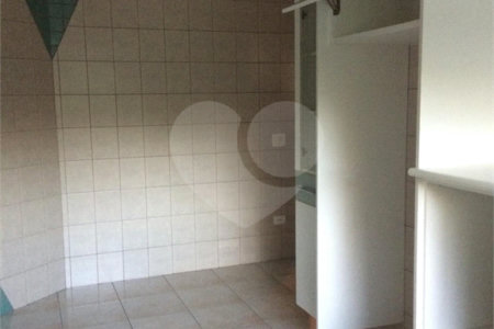 Casa à venda com 4 quartos, sendo 2 suítes, no condomínio Flamboyant, Atibaia - SP