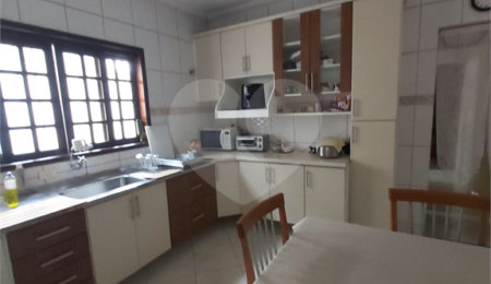 Sobrado à venda com 3 quartos, sendo 1 suíte,  em Vila Bernadotti, Mogi das Cruzes, SP
