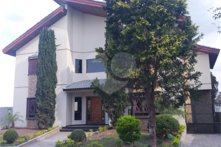 Casa à venda com 4 quartos, sendo 3 suítes, no condomínio Arujá 5, Arujá - SP