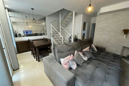 Casa à venda com 3 quartos, sendo 1 suíte, no condomínio New Village, Cotia - SP