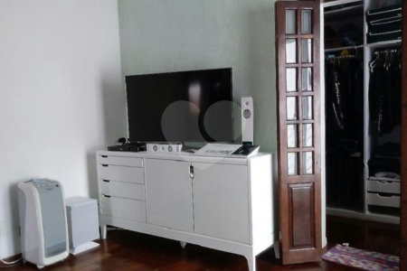 Sobrado à venda com 4 quartos, sendo 2 suítes, em Vila Nivi, São Paulo, SP