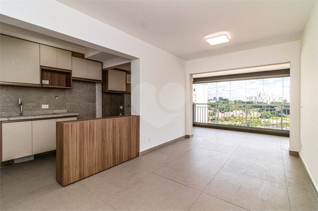 Apartamento à venda com 3 quartos, sendo 1 suíte,  em Vila Anastácio, São Paulo, SP