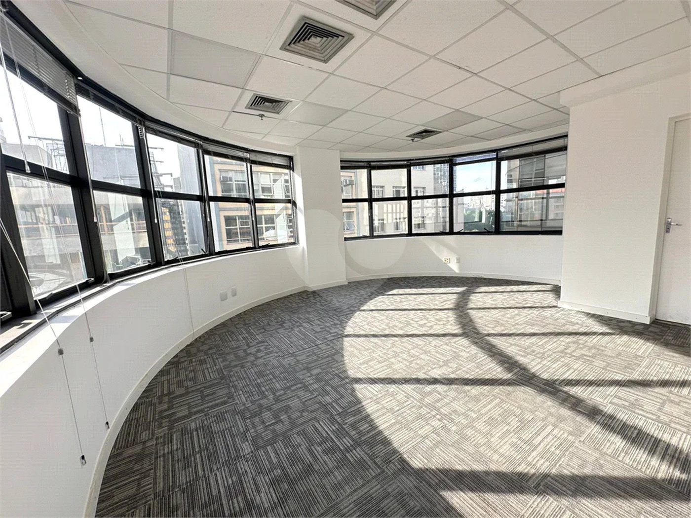 Conjunto comercial à Venda ou Locação na República com 376,56 m² de área útil 10 vagas