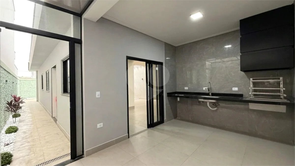 casa térrea, recém construida, 3 dormitórios sendo 1 suíte, 2 vagas de garagem, piscina e espaço gourmet