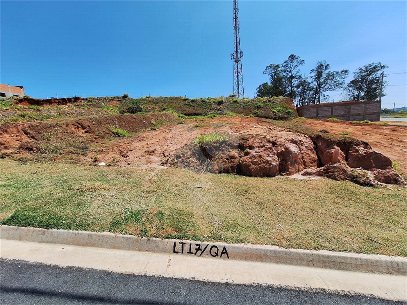 Terreno à venda com 1 suíte no condomínio Comercial Independência, Vinhedo - SP
