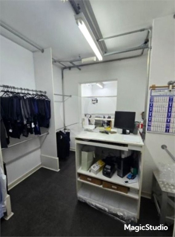 Prédio Comercial com 300m² , 3 pavimentos , refeitório , 2 banheiros , à venda no Brás.