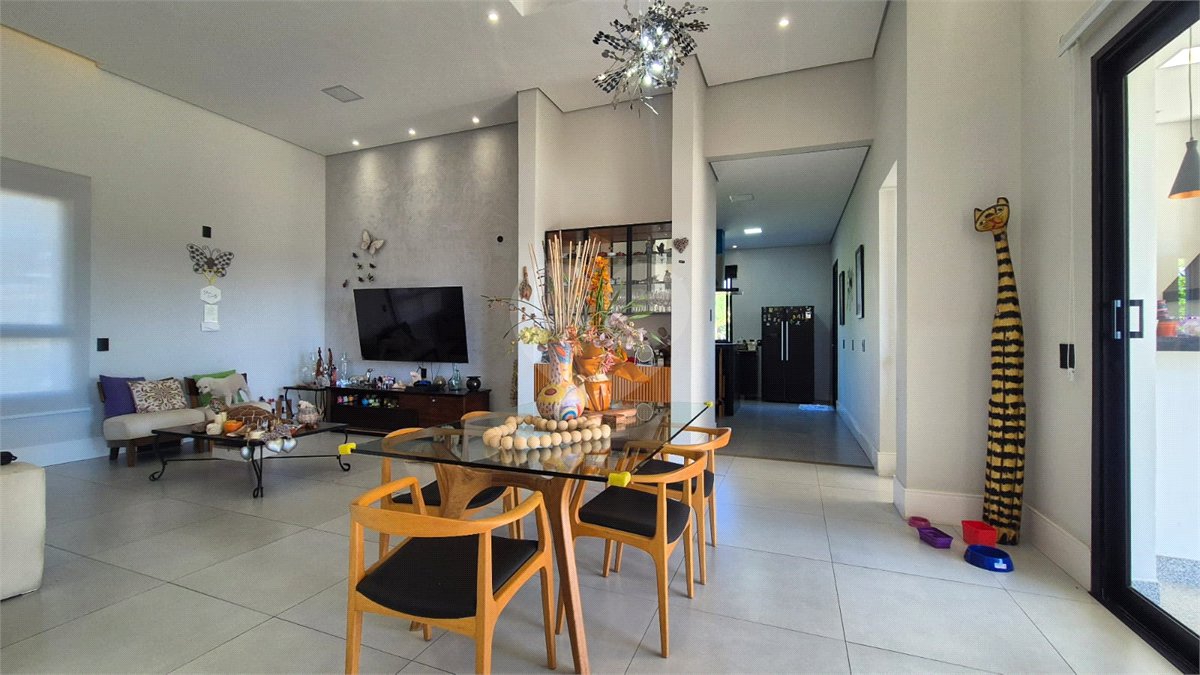 Casa à venda com 5 quartos, sendo 3 suítes, no condomínio Residencial Vale do Lago, Sorocaba - SP