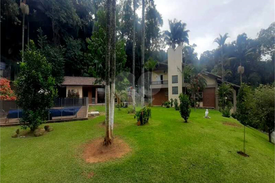 Sobrado à venda com 4 suítes em Serra da Cantareira, Mairiporã, SP