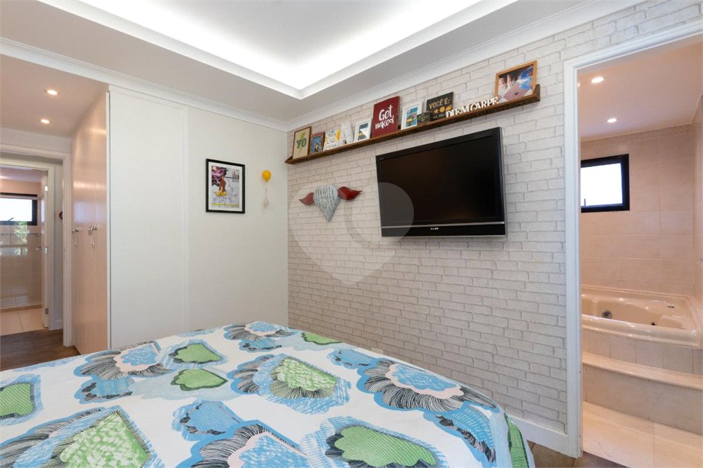 Apartamento à venda com 3 quartos, sendo 1 suíte, em Jardim Morumbi, São Paulo, SP