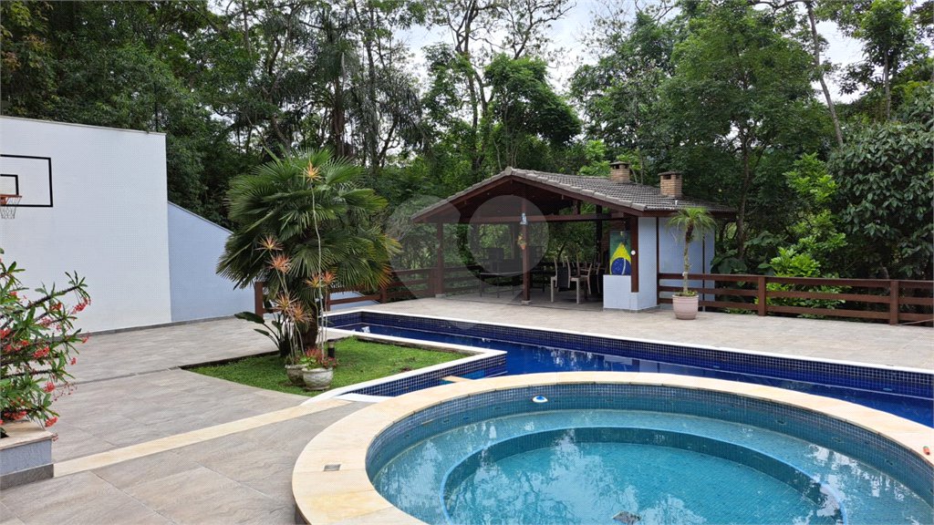 Casa à venda com 6 quartos, sendo 4 suítes, no condomínio Alpes da Cantareira, Mairiporã - SP