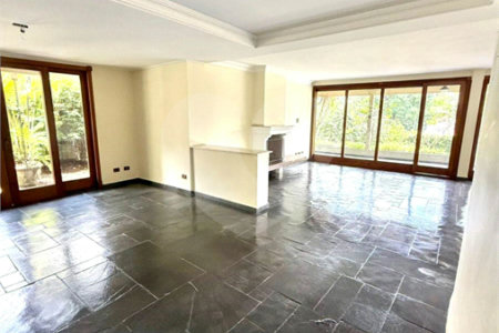 Sobrado à venda com 5 quartos, sendo 3 suítes,  em Jardim Leonor, São Paulo, SP