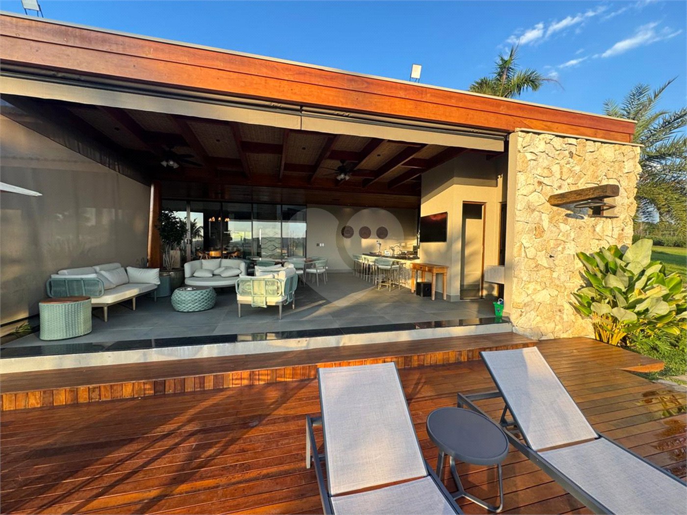 Casa à venda com 6 suítes no condomínio Vila Pinhal, Itirapina - SP